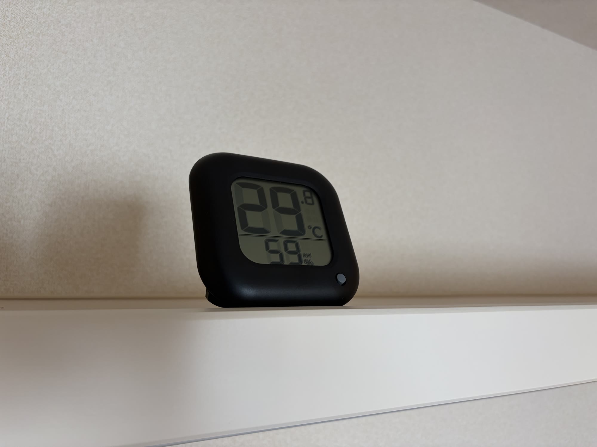 2階のいちばん奥の部屋に置いた温度計が29.8度、湿度59%を表示している
